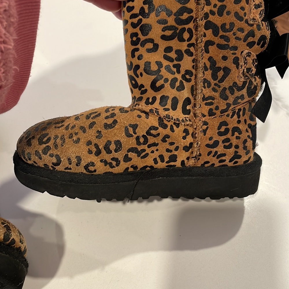 Ugg Toddler Bailey Bow Leopard Boots Chestnut - Picture 6 of 9